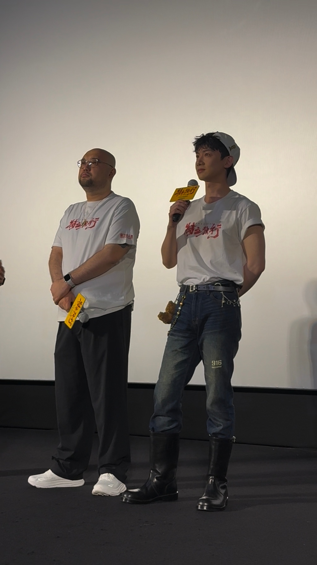电影特立独行青岛首映礼 白敬亭棒球帽搭配长靴造型辨识度超高，面对满场热情观众始终