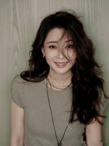 花少导演说殷桃刚见面比较锋利花儿与少年开播前不少网友脑补各种状况，觉得殷桃气场太