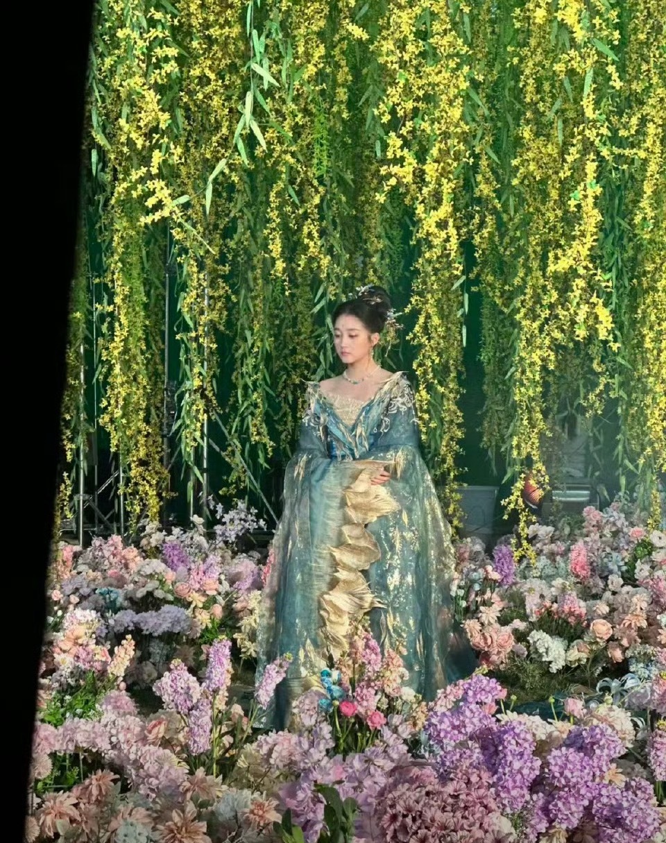 关晓彤河南春晚路透这个造型蛮漂亮 