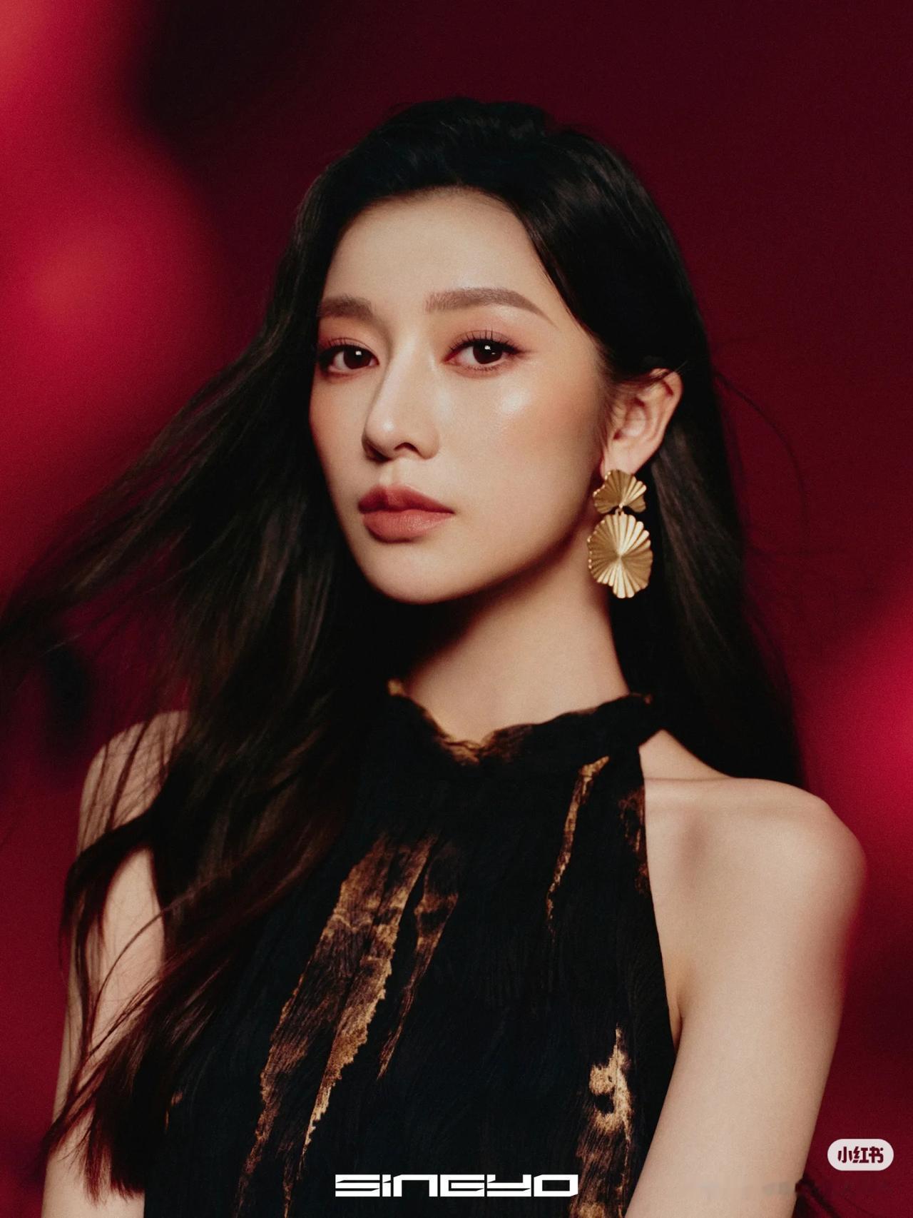 优雅与性感，你会怎么选美女穿搭写真