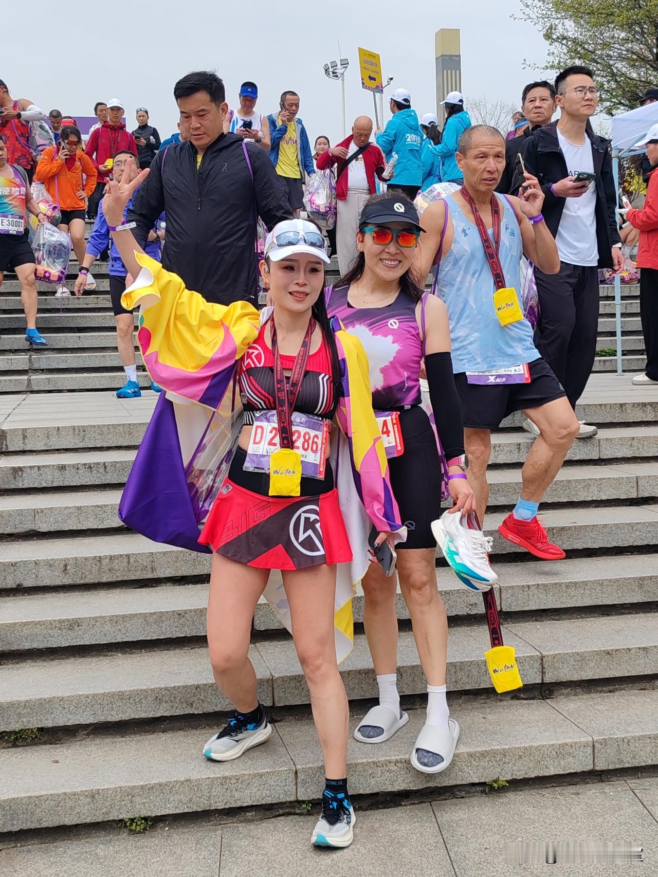 摄影是我的业余爱好。下面的照片是我观摩2026年武汉马拉松比赛结束后运动员退场时