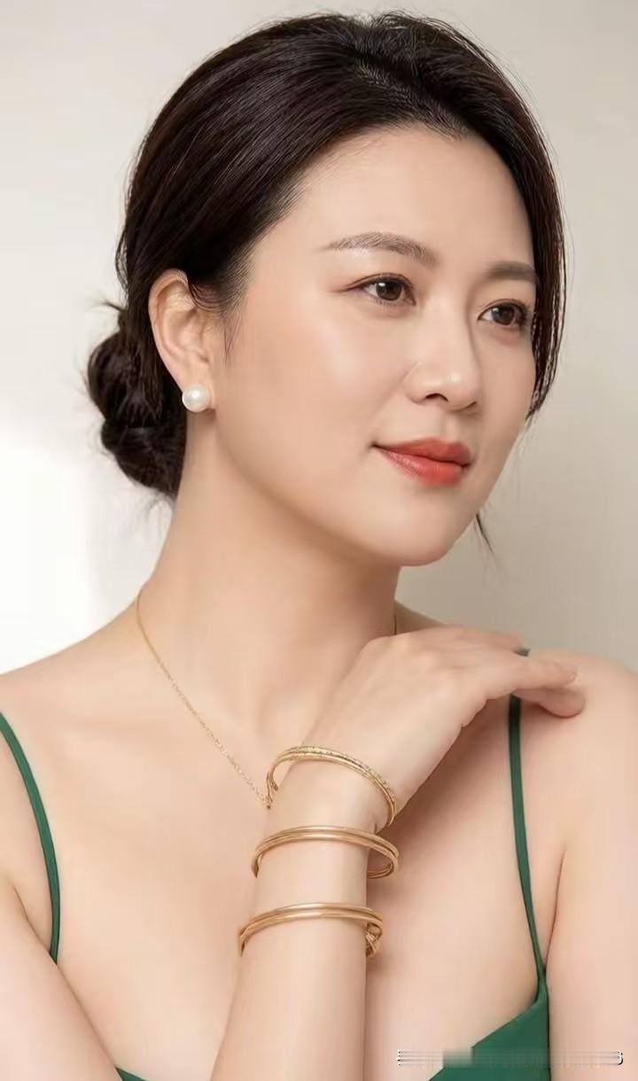 放下执念，惜取眼前人
 
人生这一程，我们总容易困在过往的遗憾里反复内耗。

揪