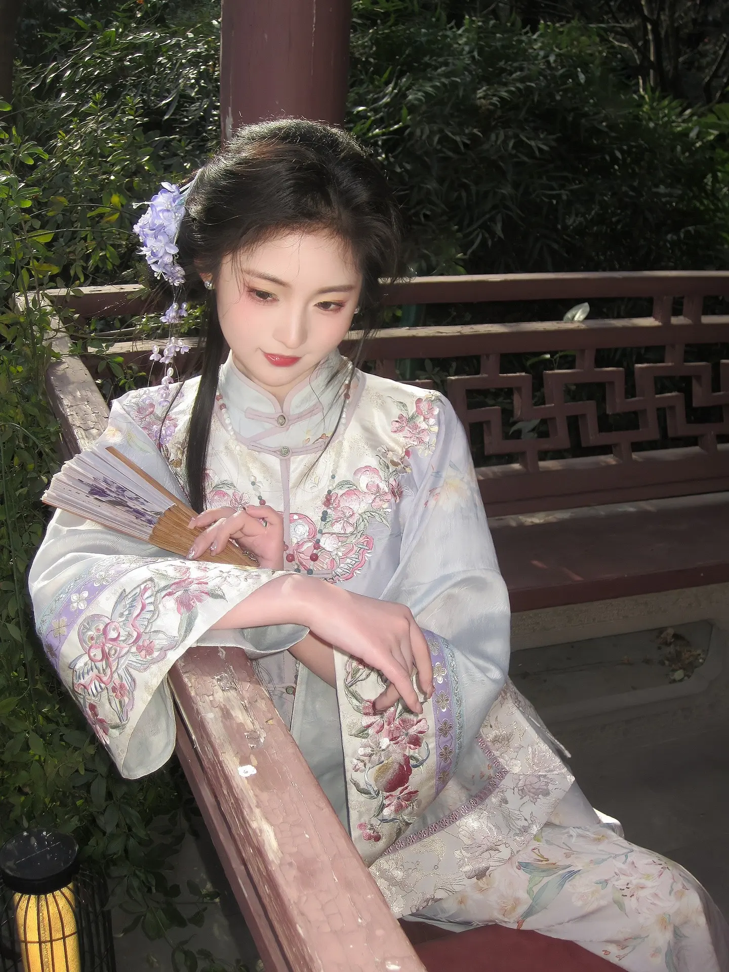 谁许你天上人间 谁同你恨海情天。