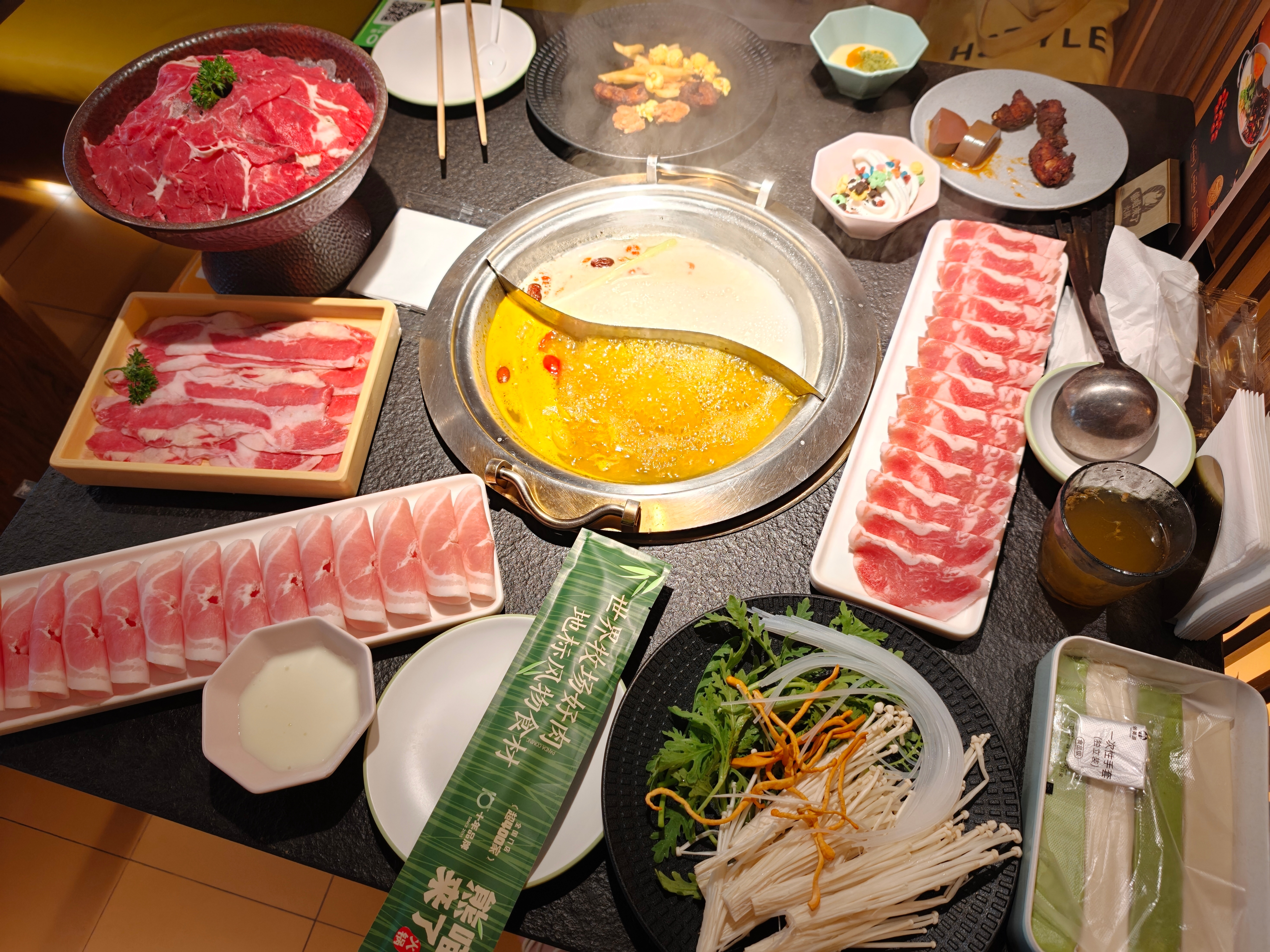 今日份母女二人午餐，吃顿大的，哈哈。小孩姐说：妈妈，今天中午的火锅想吃万达那家的