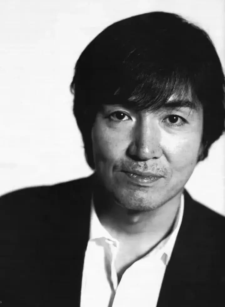 日本作家东野圭吾去世了，死因是直肠癌，享年68岁，离世前孑然一身。1997年与前