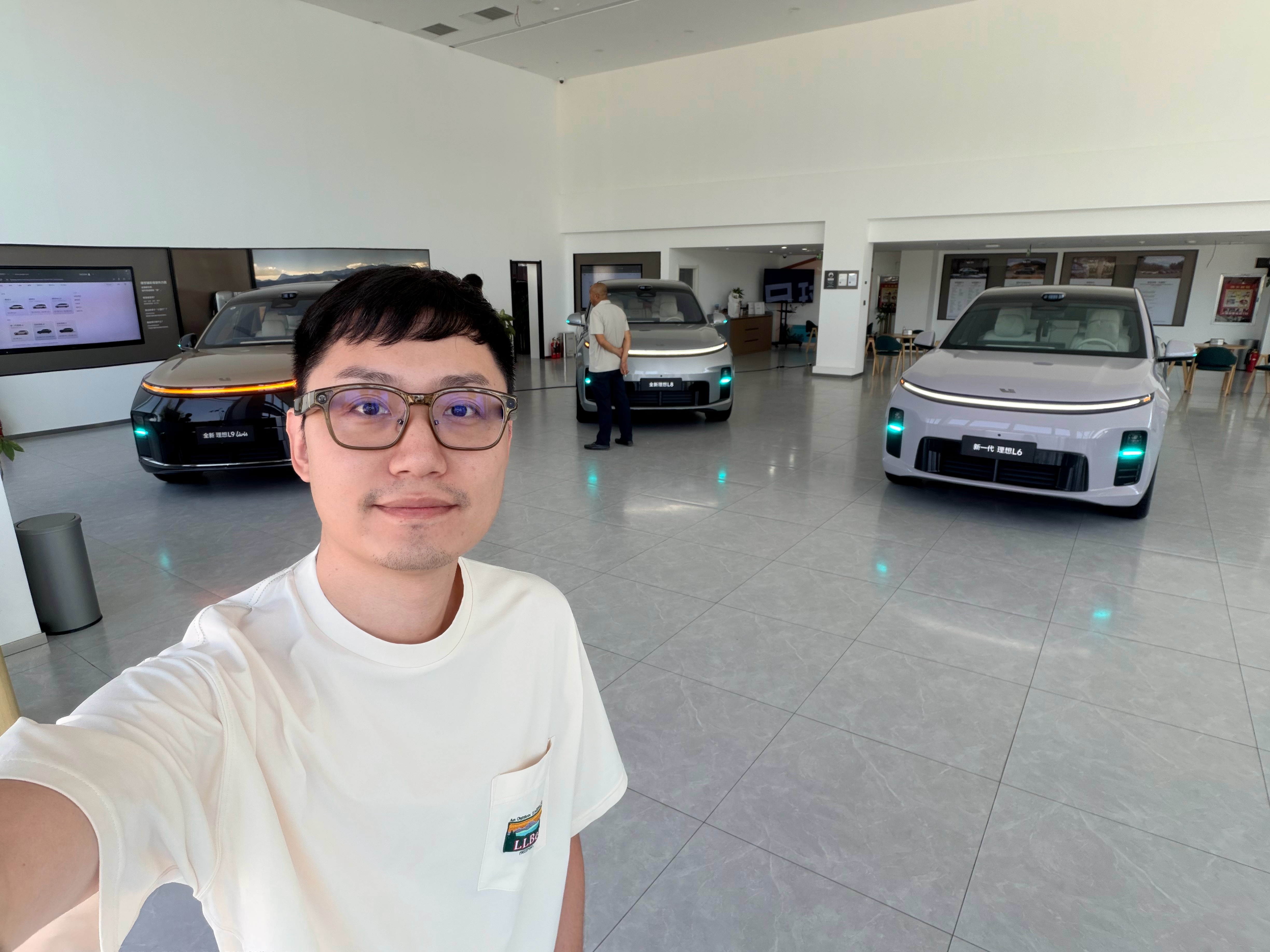 此刻，销售小周在伊宁理想汽车零售中心竭诚为您服务理想汽车理想汽车