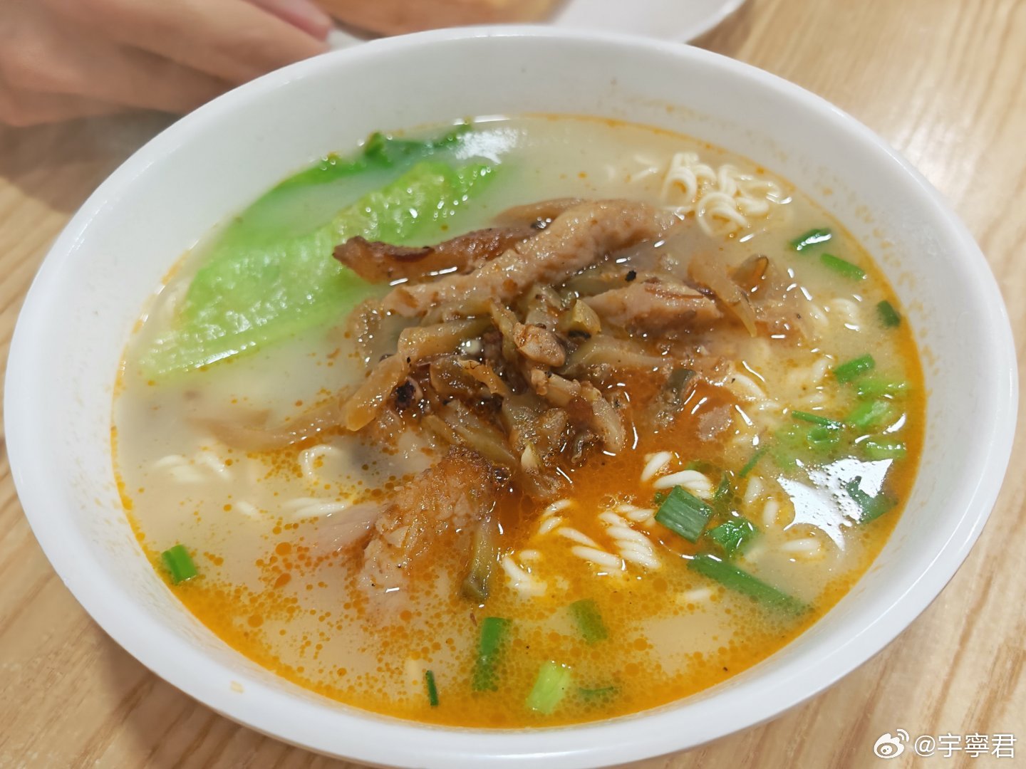 这个月最后一天的休闲早餐时间幸福的日子来得快也去得快回程的时候经过公园，牛群在树