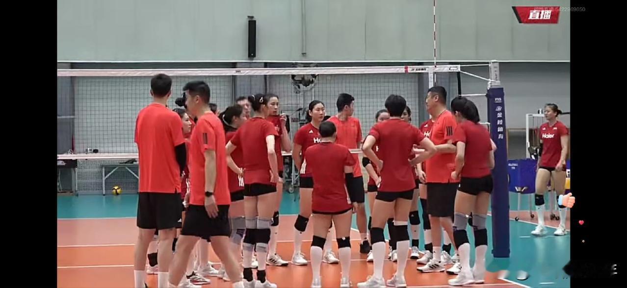 女排拼搏又是拼的什么?中国女排[超话]
女排训练暖心花絮来袭✨杨昊指导公开队内可