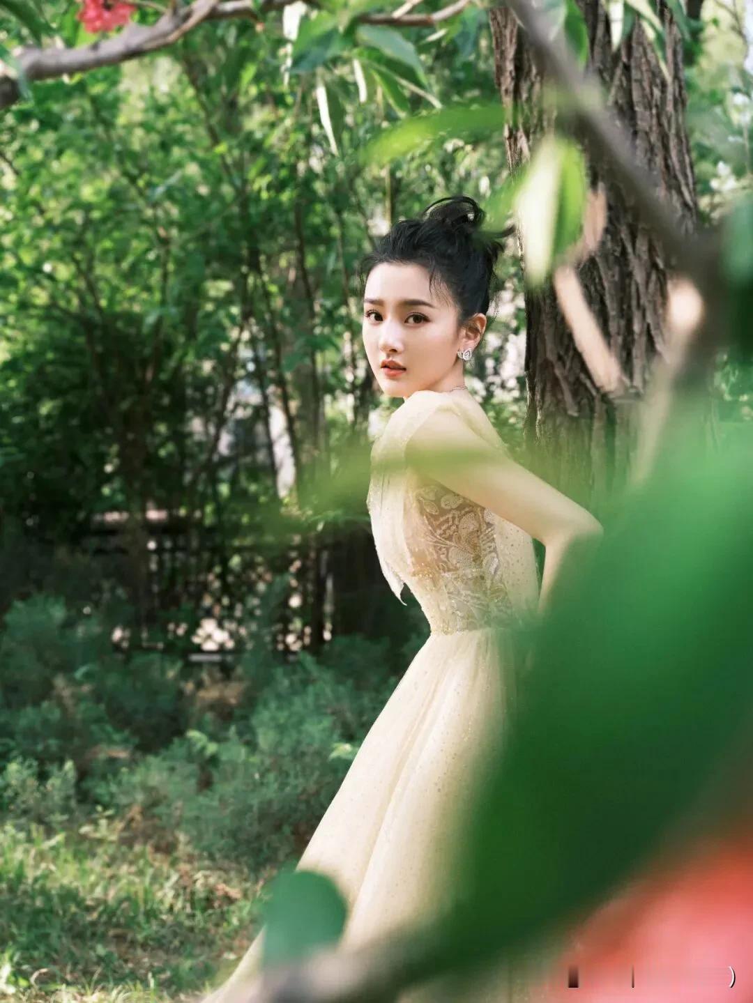 娱乐圈：光鲜背后的荒唐与不堪“真相”

娱乐圈，这个看似充满无限可能的梦幻之地，