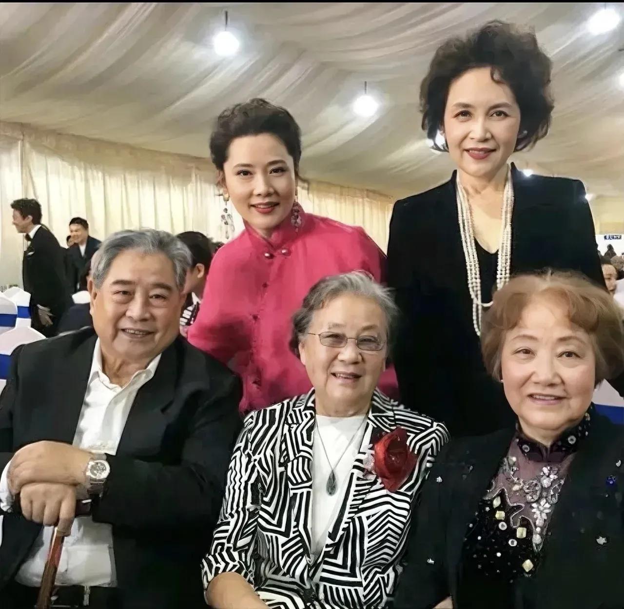 何赛飞 宋晓英与祝希娟 张良 王静珠老师合影
张良如果也是第一届百花奖最佳，那能