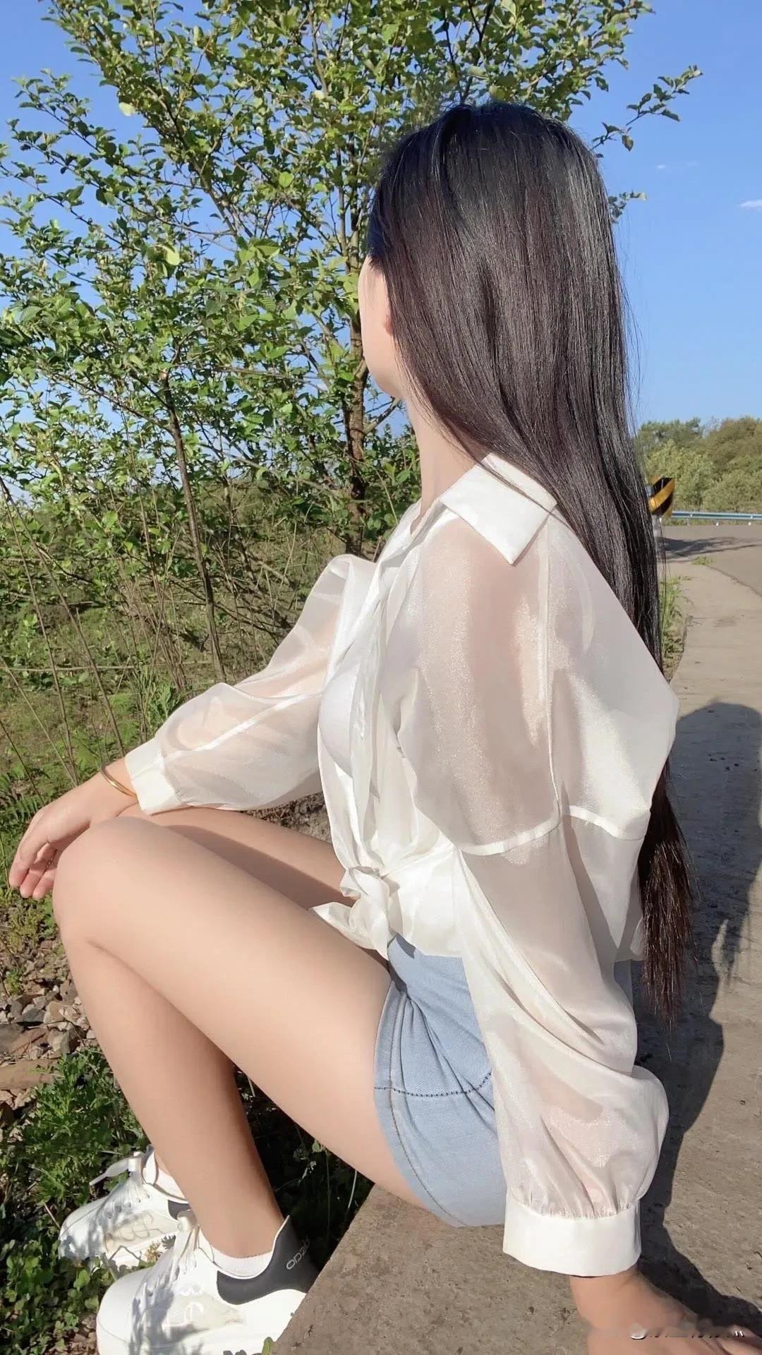 姐姐身着白衣轻纱，美丽动人😘，气质如兰🌷。她热衷户外探险，勇敢挑战自我💪，