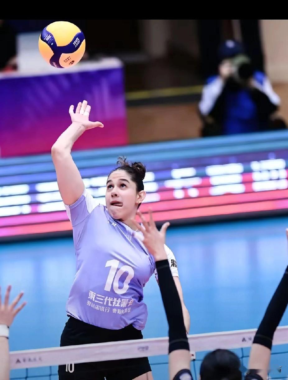 洋天女娜塔莉娅将成新天津人，一人打两份工，丈夫女儿已安家天津
日前，有传闻称天津