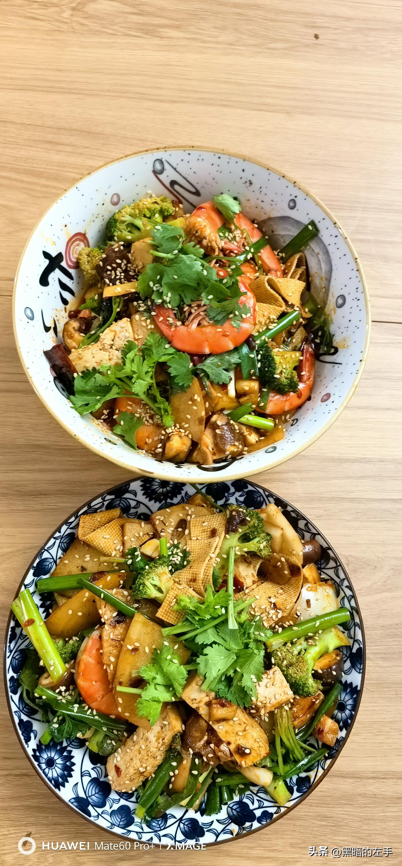 分享一张最近随手拍的照片今天的晚饭，麻辣香锅和无辣香锅，再加上一份生汆丸子，爽歪