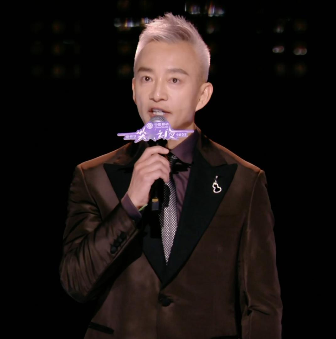 尖叫之夜红毯爱奇艺尖叫之夜 亚宁都这么老了，我们这一代也老了