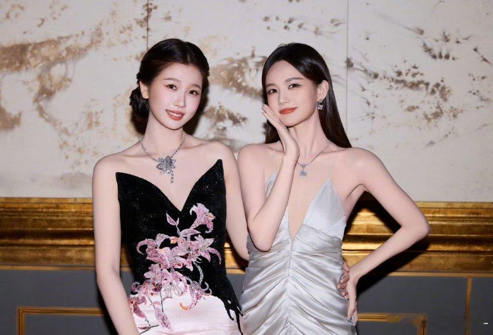 虞书欣和李一桐合照来了 谁还记得小兰花 ​​​