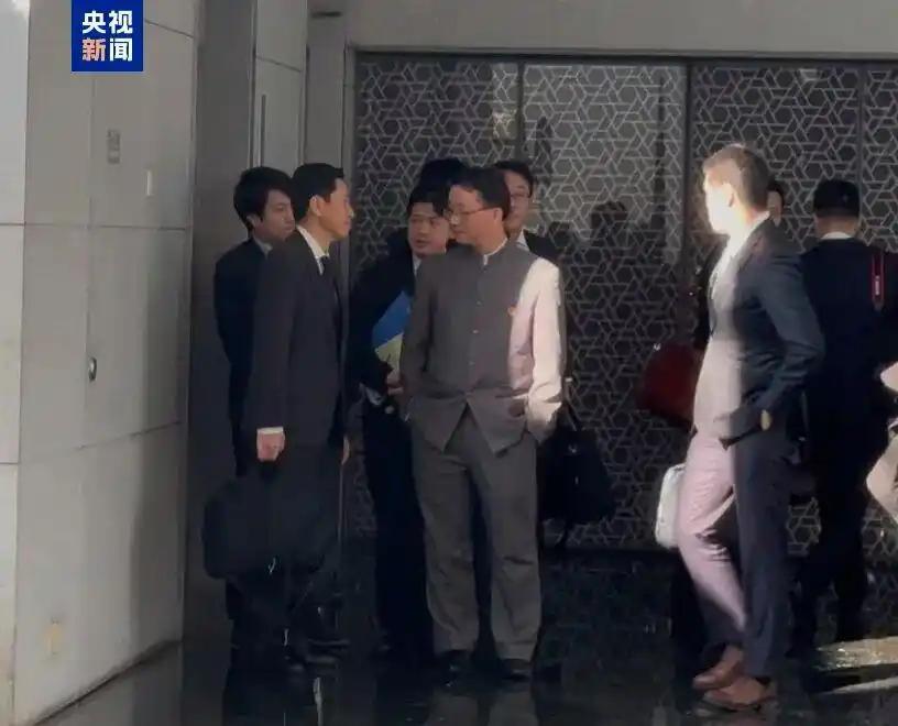 日本官员低头听中方讲话刘劲松双手插兜、金井正彰毕恭毕敬！不是中国人傲慢、不能怪中