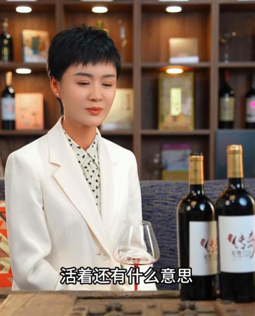 2026年1月16日，贺娇龙告别仪式上，70多岁母亲含泪轻语：“工作时，女儿每天