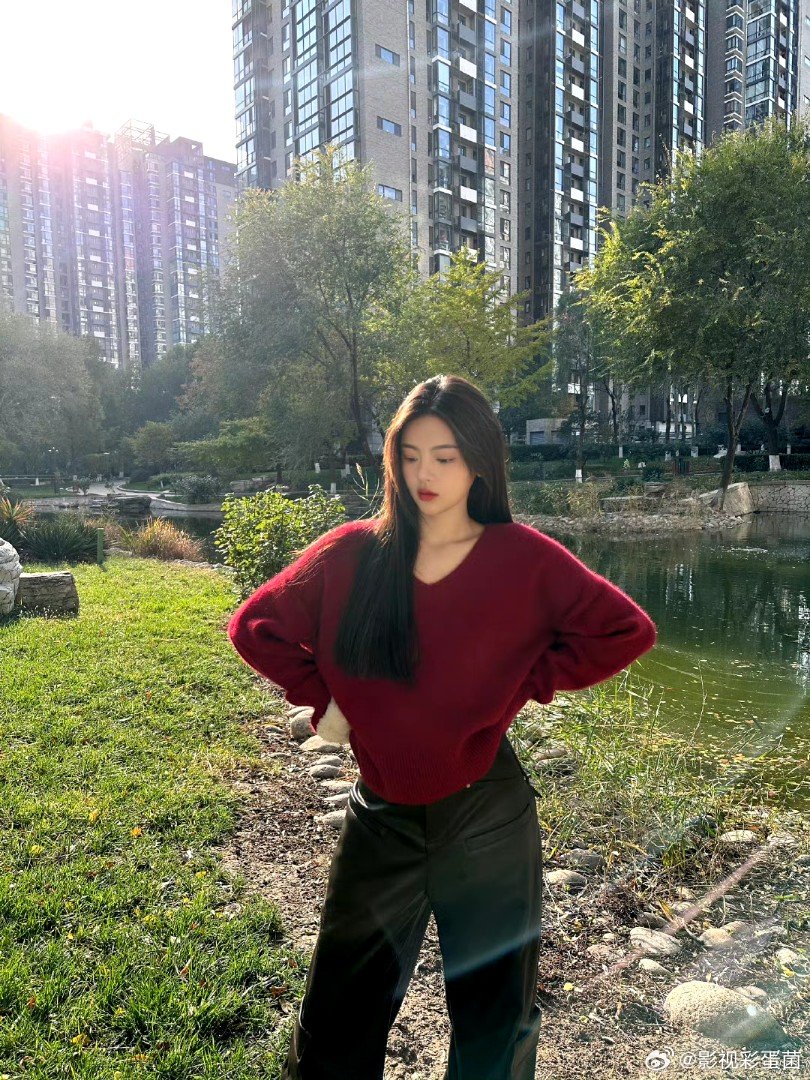 #杨超越立冬照##杨超越红色露肩毛衣# ​​​立冬高质量营业[哇] ​​​