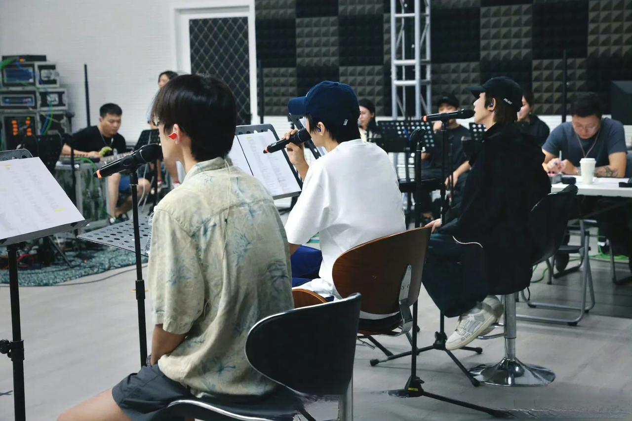 TFBOYS时隔三年再合体，这次不是P的！

​TFBOYS合体排练曝光，这是从