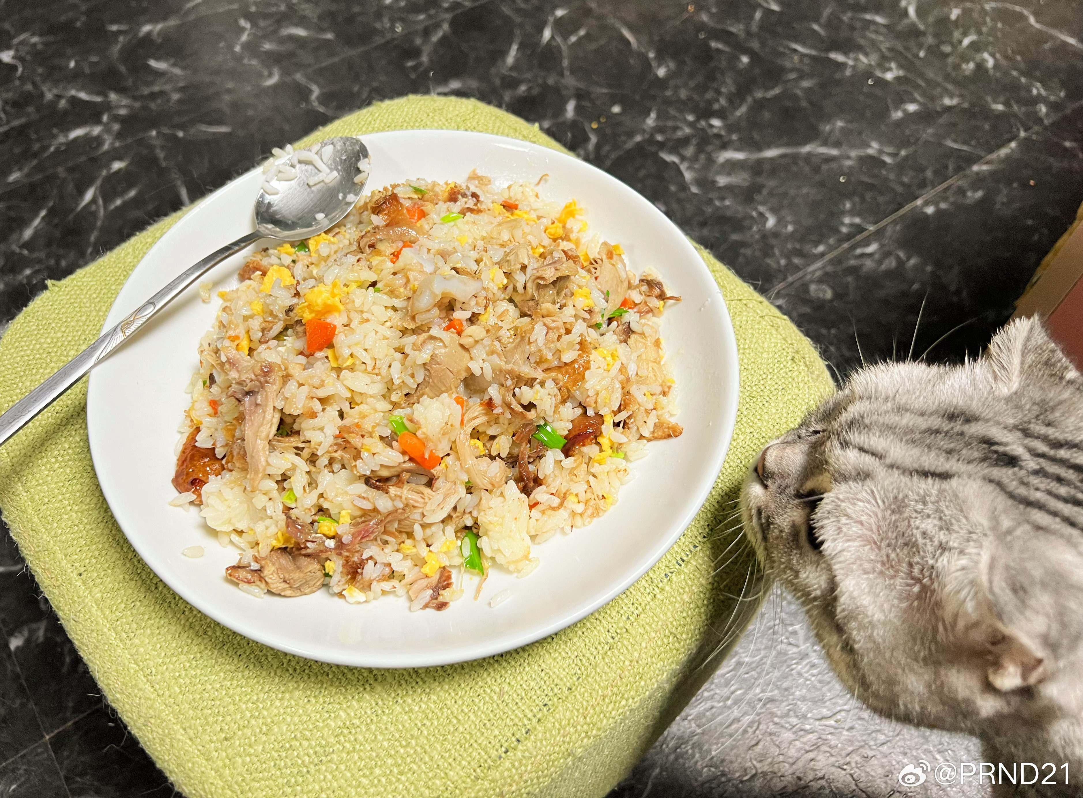 中午在食堂买了个鸭架子，回家拆肉炒个饭吃[开学季]……没想到第一次炒还挺成功的…