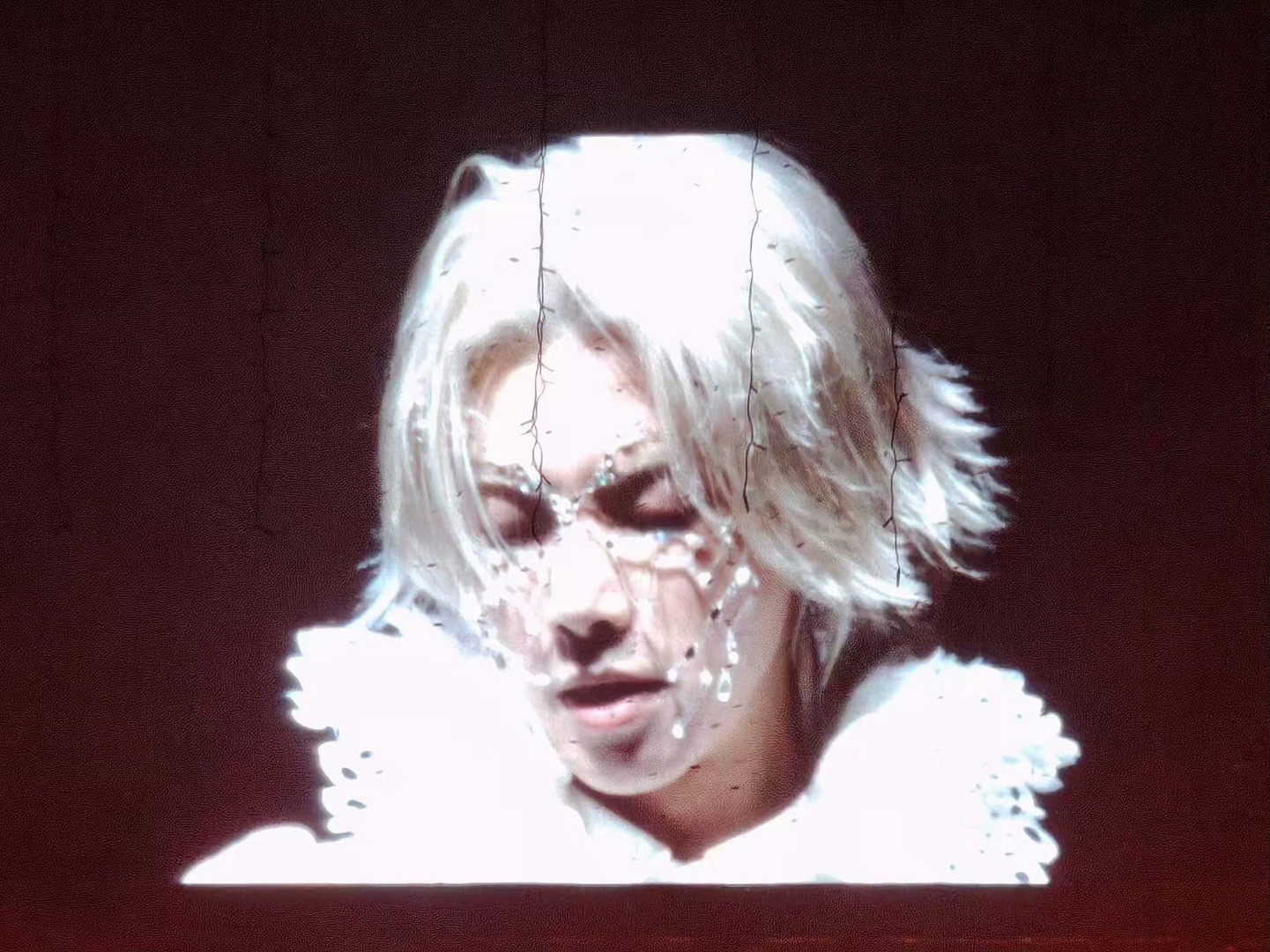 华晨宇蝴蝶脸链 这个造型，是写给所有观众的一封“视觉情书”。它用极致的美学语言诉