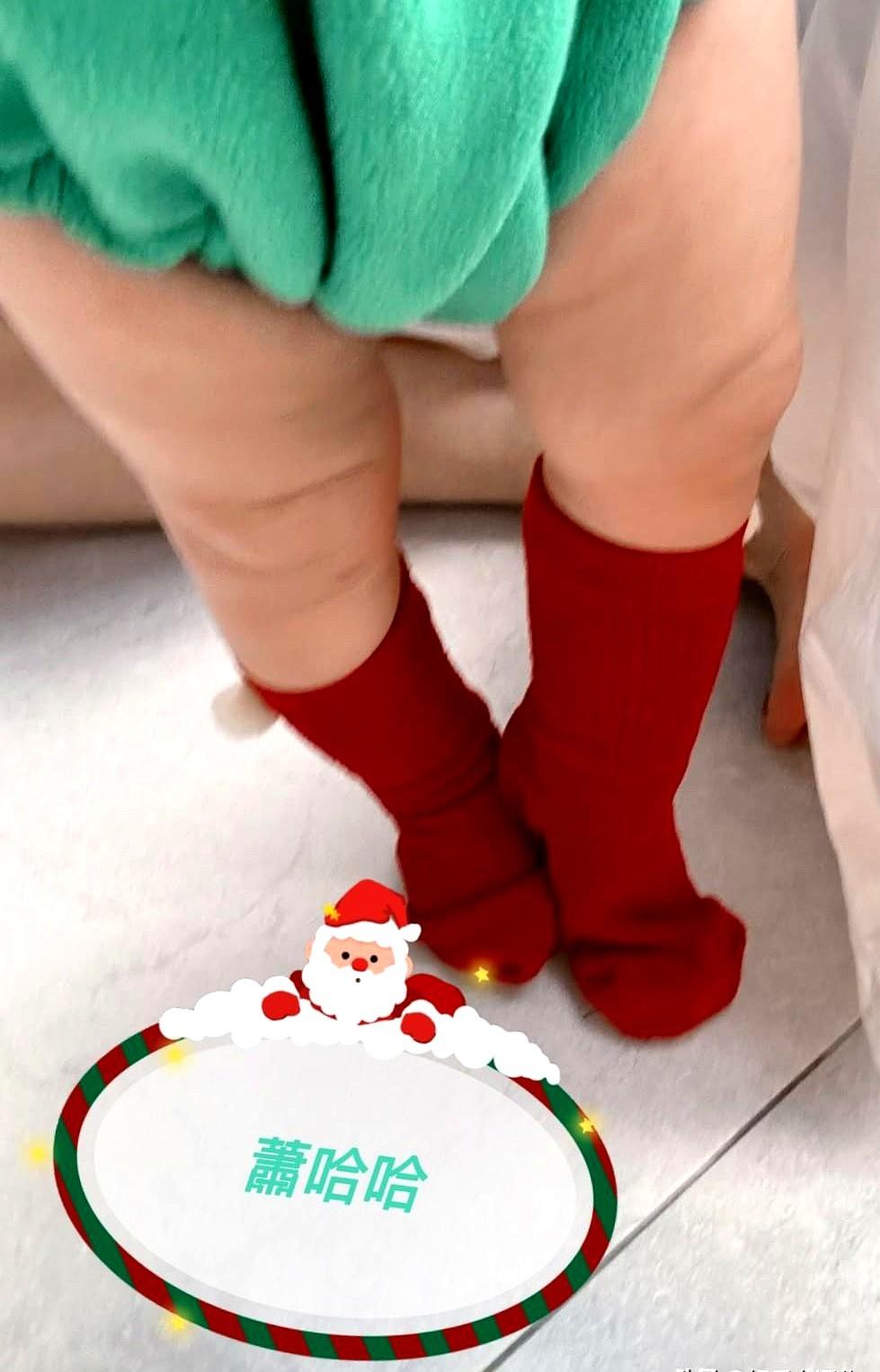 黄翠如高龄得子，首个圣诞就差点被娃整崩溃。

昨天圣诞节，她给9个月大的儿子“萧