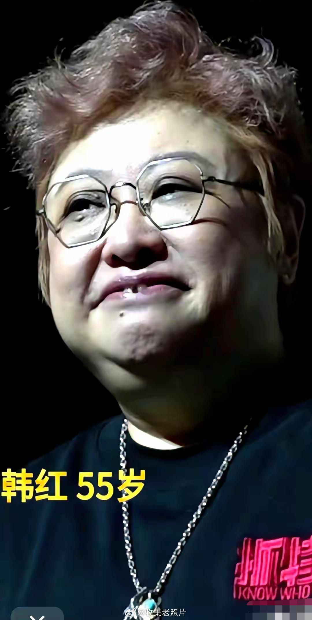 56岁的慈善家韩红老师，眼里闪烁着慈和的光芒。常言道相由心生，人心再会伪装，长相