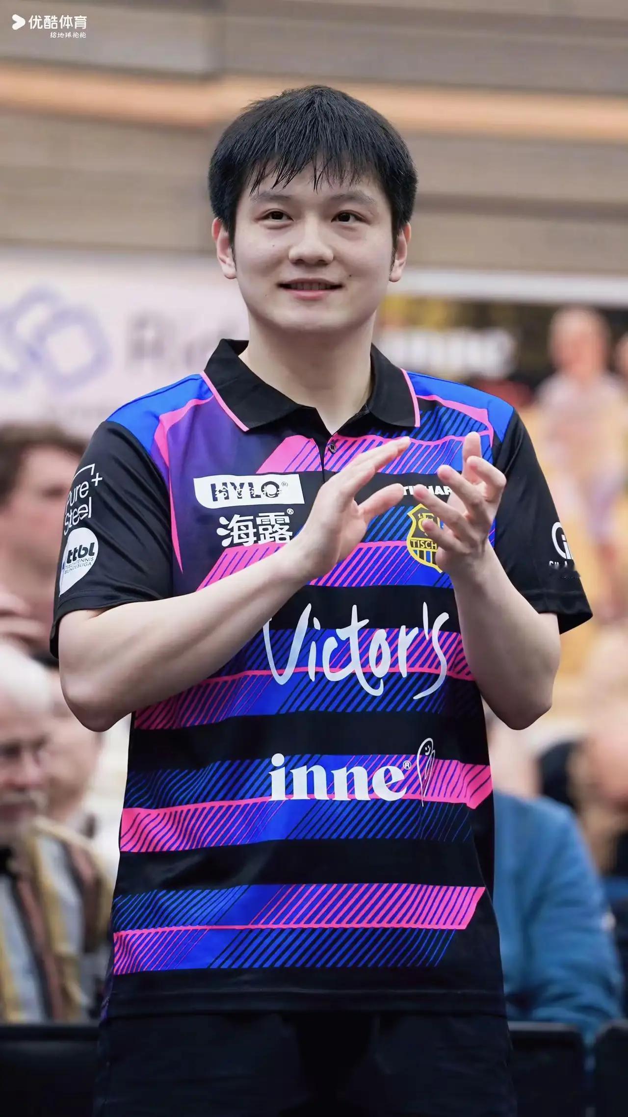 发现了吗？樊振东德甲告别现场，最戳人的不是他全程说英语，而是这句走心的话：“今晚