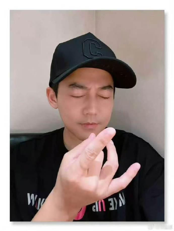 虽然大家都猜是他，但咱们还是理智吃瓜，等个官方揭晓，毕竟悬念还没完全落地。 