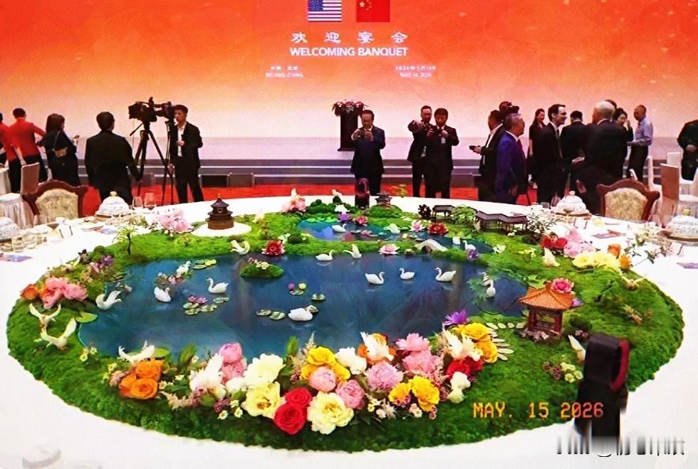 谁也没想到，
这场云集中美顶级商界大佬的重磅晚宴，全场抢尽风头的不是马斯克，也不