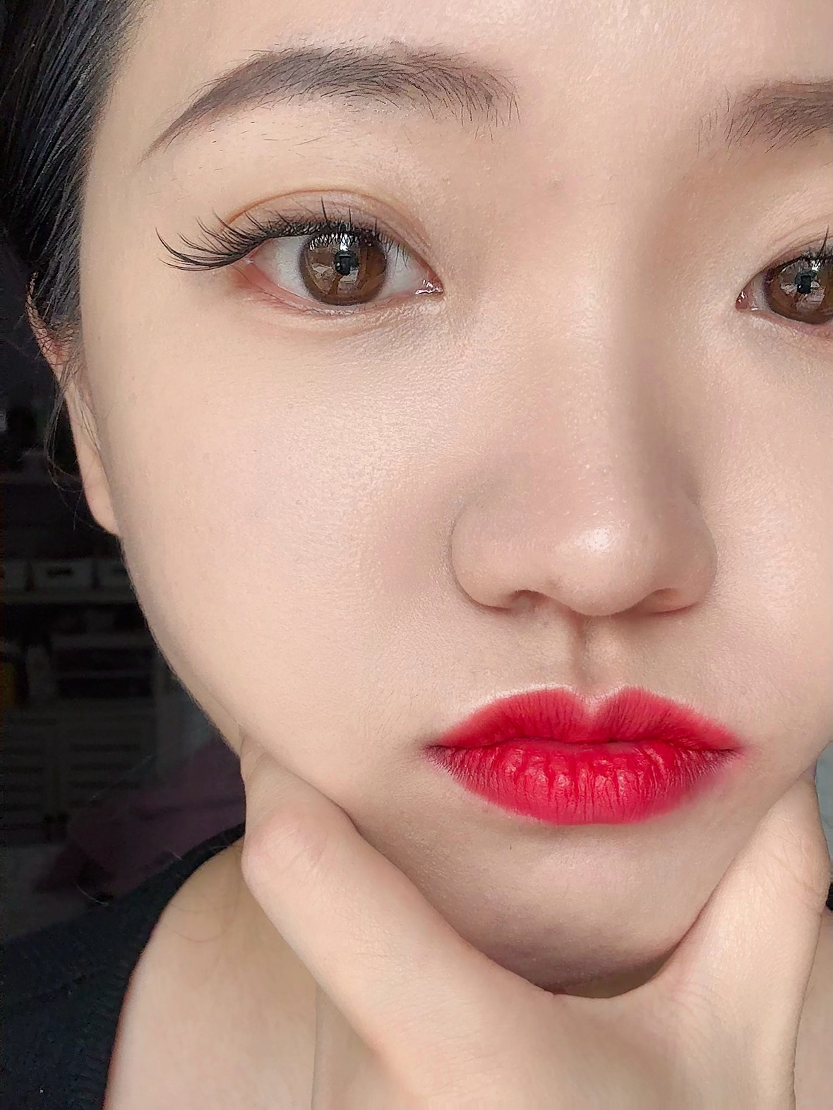 抢先回答，睫毛是抖上随便买的苏妲己，💄是巴宝莉唇釉37 ​​​