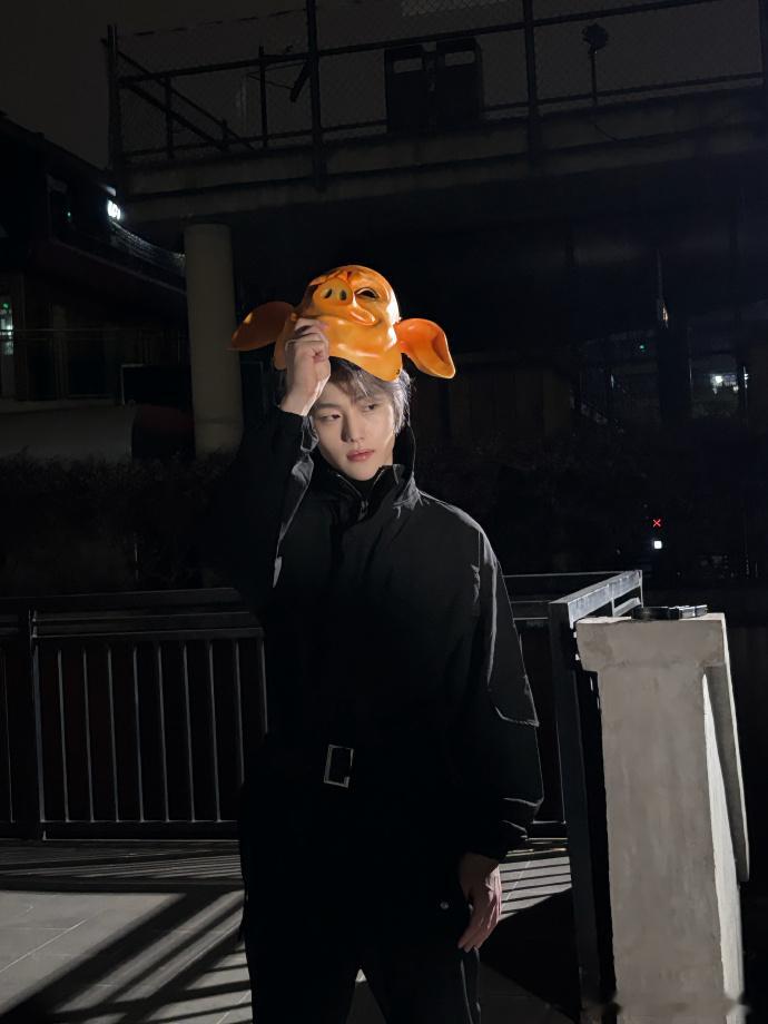 面具夜拍+车库背心，双造型直接硬控！这反差感谁顶得住？2026PEL2026PE
