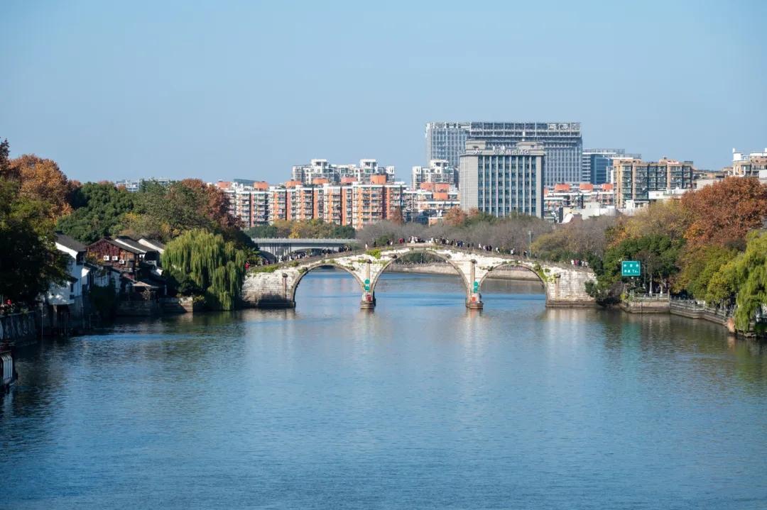 “全院一张床”是指打破科室壁垒，对全院床位进行统一调配与管理的模式。其核心目的是