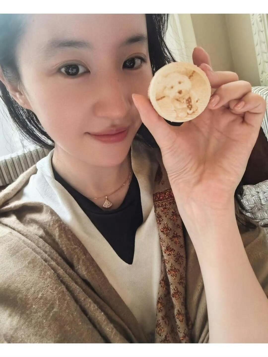 最新IG，刘亦菲私下可真不爱化眼妆眉毛这些 