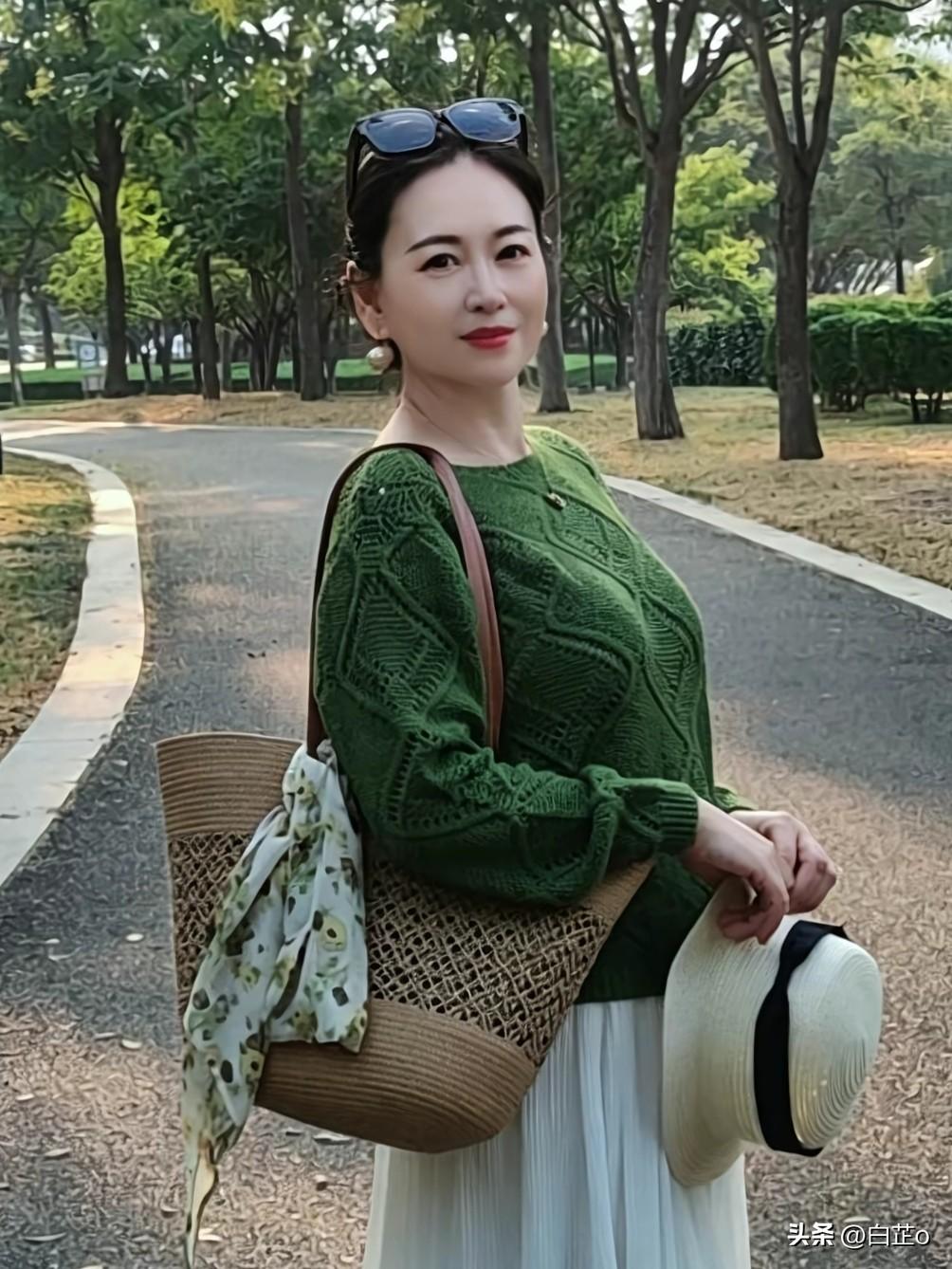 成年人的世界，全是身不由己。
清早出门半夜归，茫茫人海我是谁。
碎银几两苦中求，