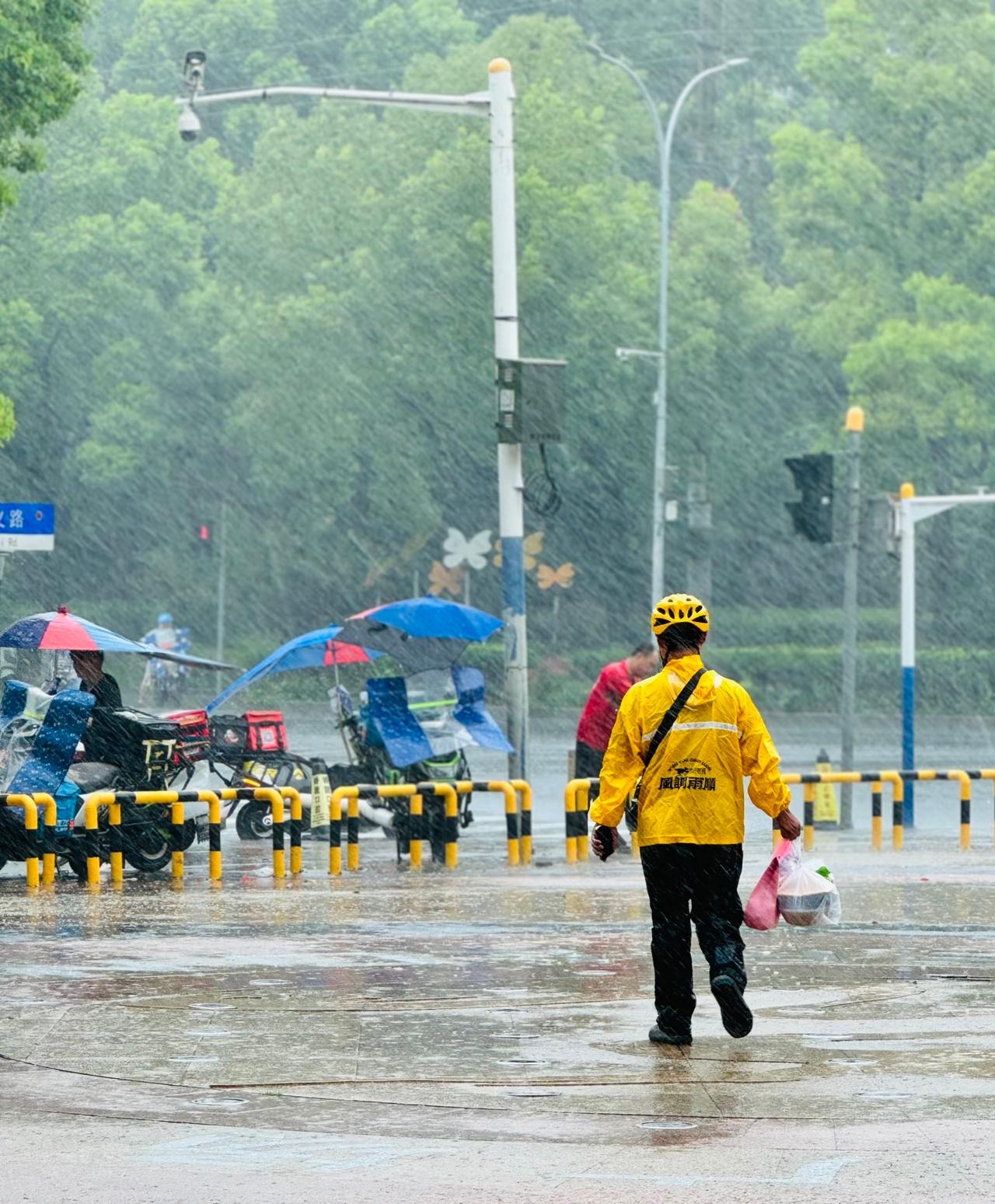 今天，在网上看到个新闻，美团骑手侯海富救人的事，我看了好几遍，又一次被这些外卖小