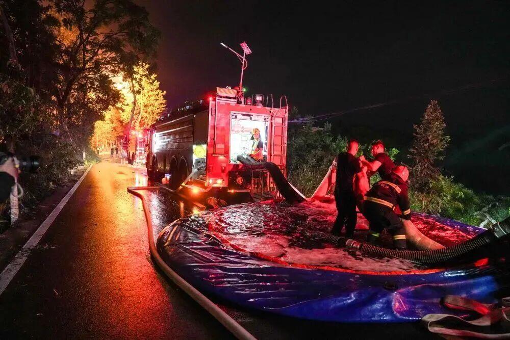 这就耐人寻味了！浏阳出事的烟花厂工商登记上的“监事”李定才，明里是监管，实则是一