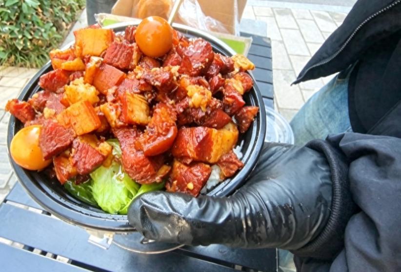 10元卤肉饭全是骗局！工地盒饭生态被摧毁，网红已开始砸百姓饭碗。刷短视频的人都能