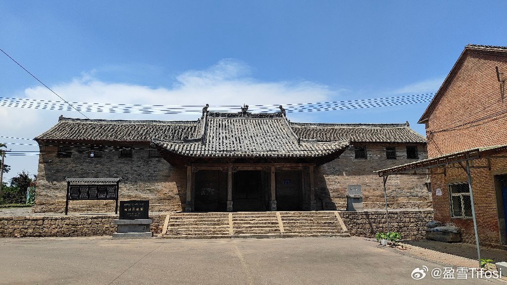 布村玉皇庙。清代跨门倒座戏楼和献殿，五代的前殿，金代后殿，東耳殿为元构。一座庙宇