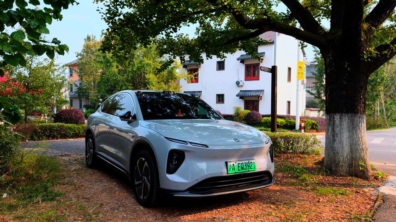 又到秋天了，车友们有没有开上自己心爱的小摩托自驾出行啊？自从开上了电车，我们好像