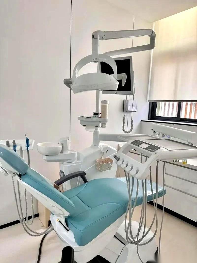 我老公让我去粘牙的时候，跟医生撒个谎。
他说，你就告诉医生，牙是在老家做的，离得