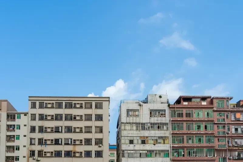 退房那天，房东看着租客把房子收拾得跟刚租进来时一样干净整洁，连墙皮都重新刷白了，