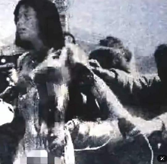 1928 年，贺龙的亲妹妹被敌人押赴刑场。敌人将她的衣服扒光，把她的四肢分开绑在