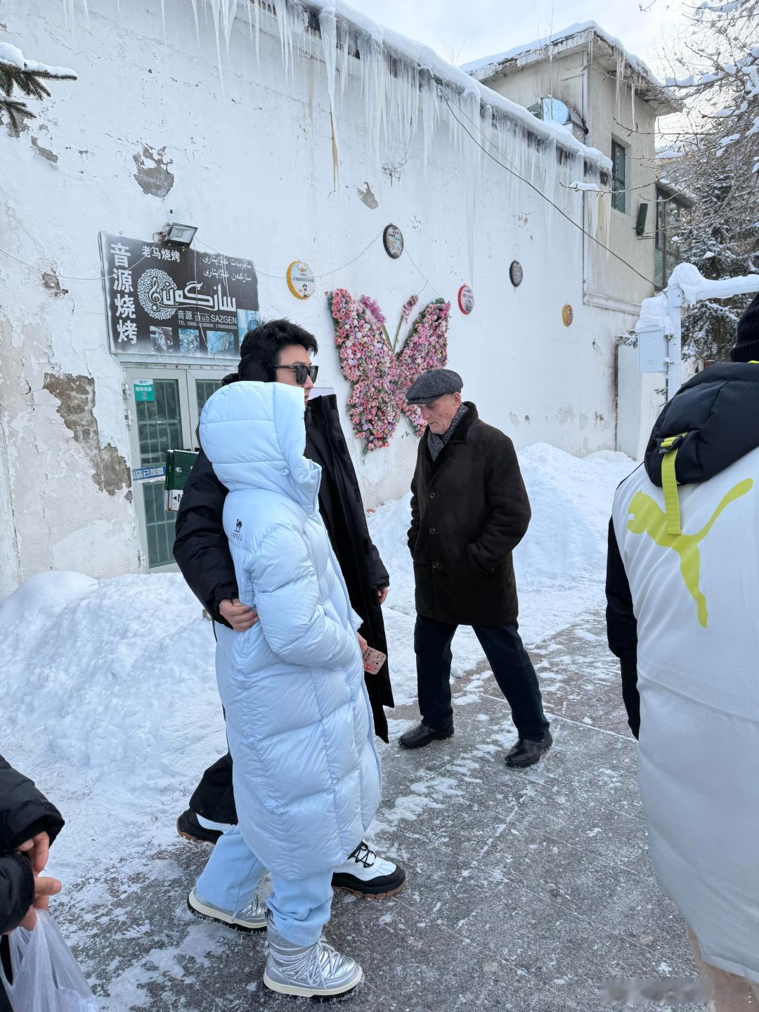 新疆偶遇陆毅鲍蕾一家网友新疆偶遇陆毅鲍蕾一家新疆偶遇陆毅鲍蕾一家，私人行程本不让