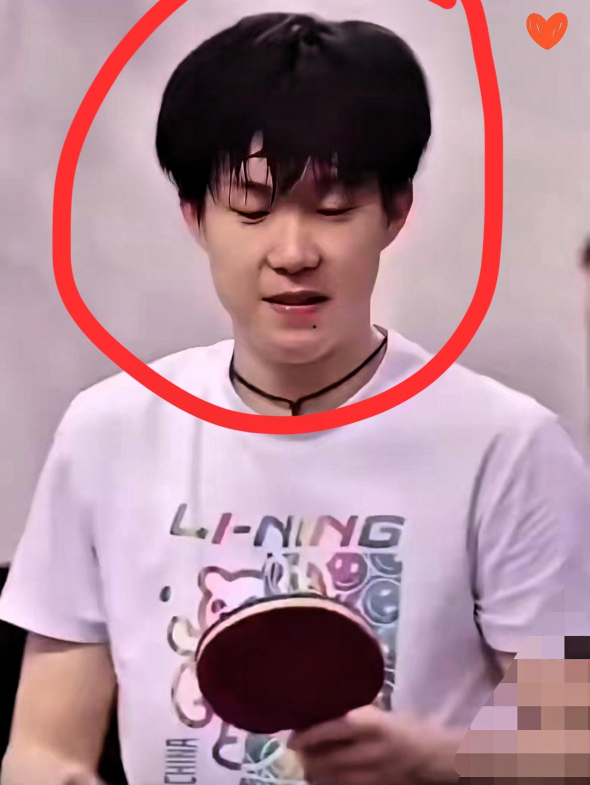 闫安爆猛料了，谈王楚钦私下有两个爱好，一个就是做饭一个是盘串，没想到拽拽的王楚钦