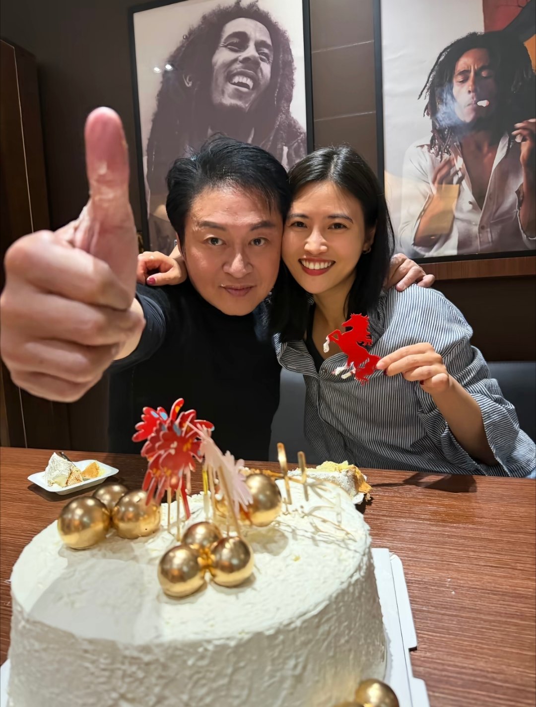 女友为马景涛庆祝64岁生日，他俩养的狗狗也是同一天生日，一家人一起庆生。 