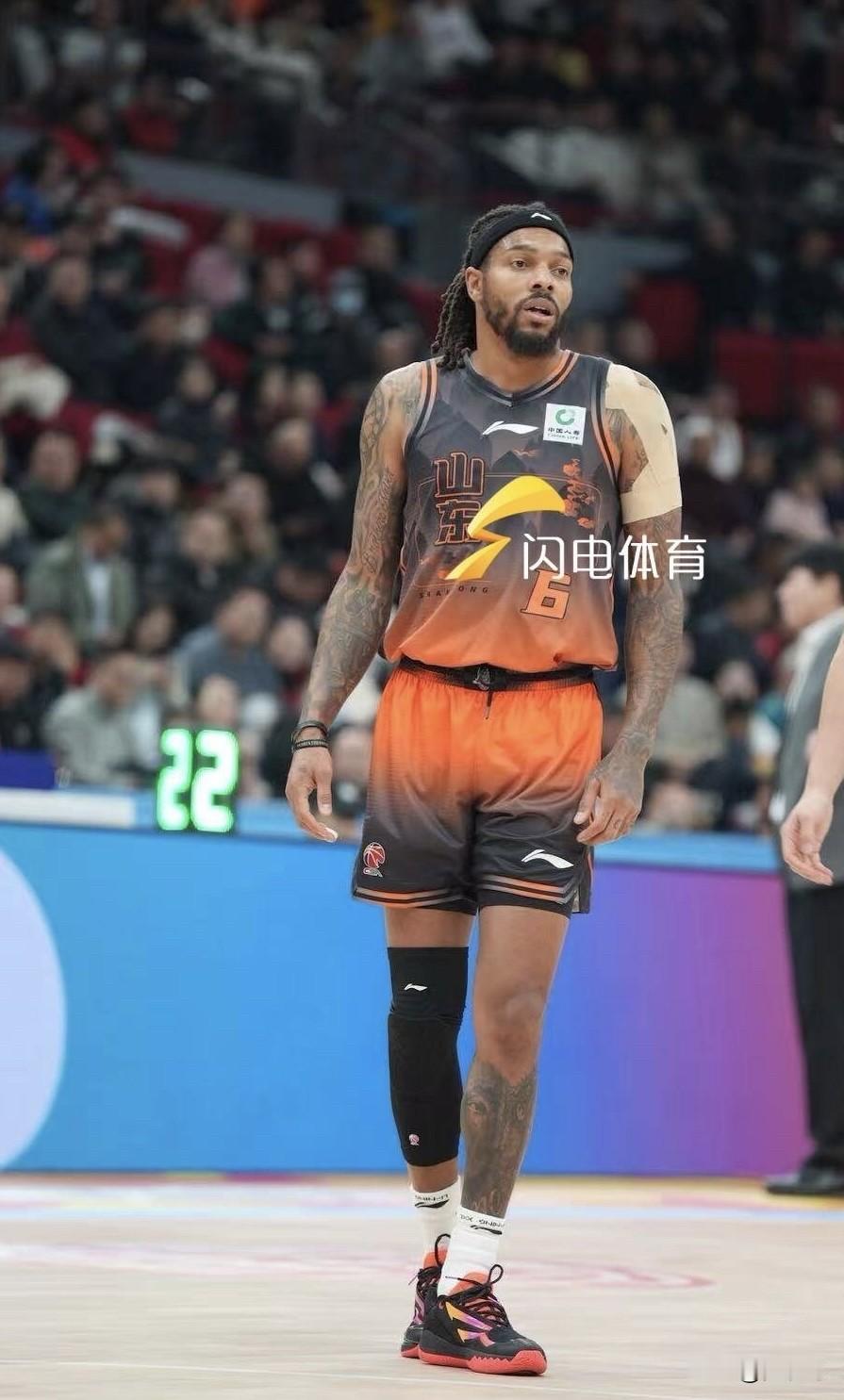 山东高速男篮客场战胜南京同曦，斩获本赛季首个客场胜利。克里斯和邱彪接连被罚出场，