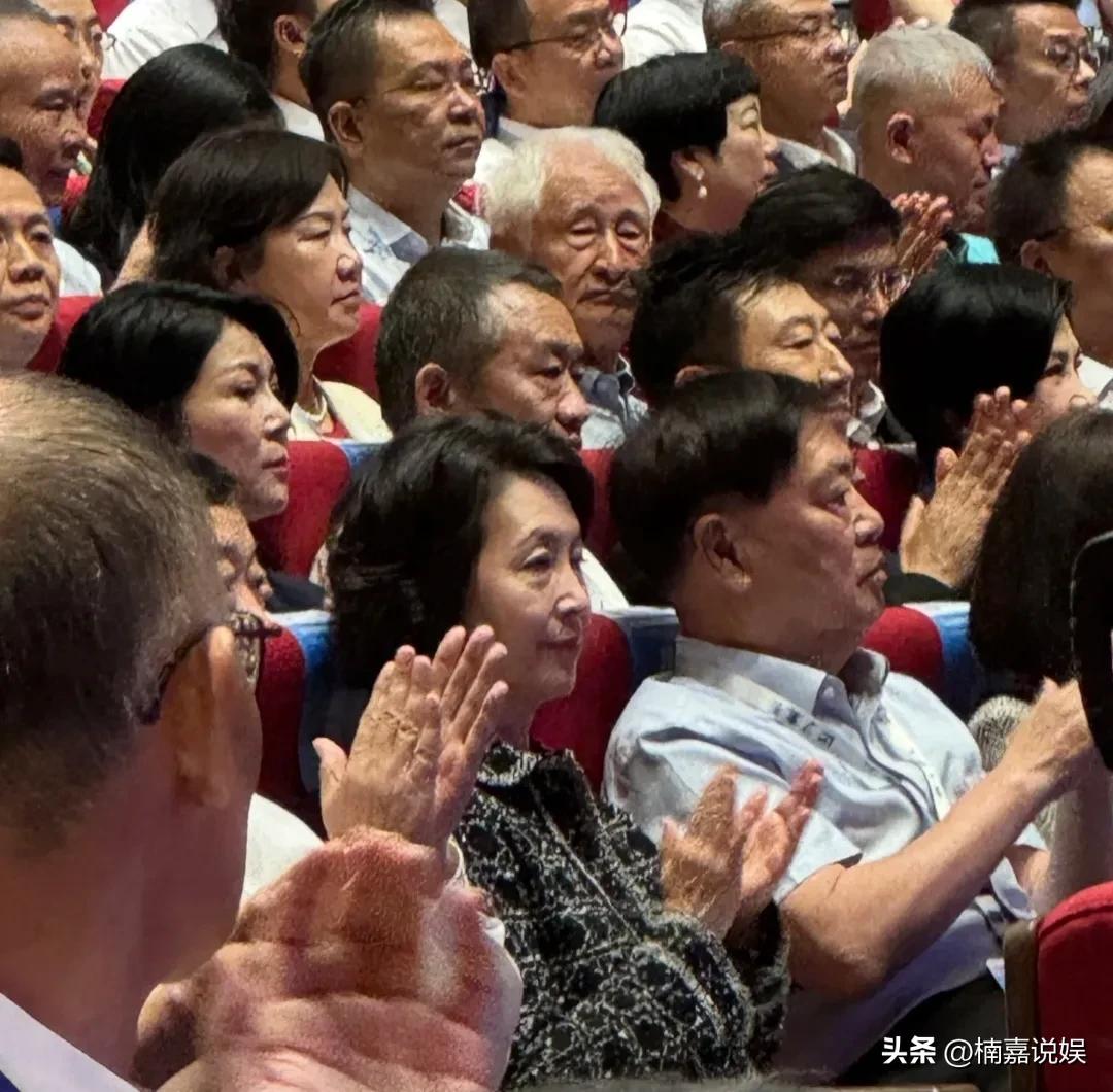 何超琼现身福耀科技大学开学典礼，穿着小香风格子外套，短发齐肩，生图下的她，能看得