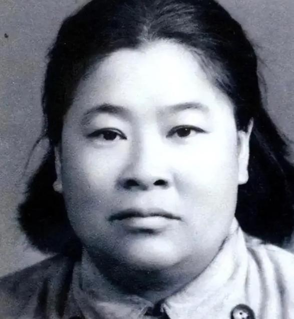 2013年，100岁的何子友站起身，对着南派少林传人胡振国就是一拳。两位武林高手