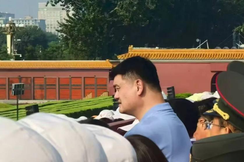 姚明也来观看盛典了啊！
当你正在看典礼，突然姚明坐在你的前面...
当你正在看球